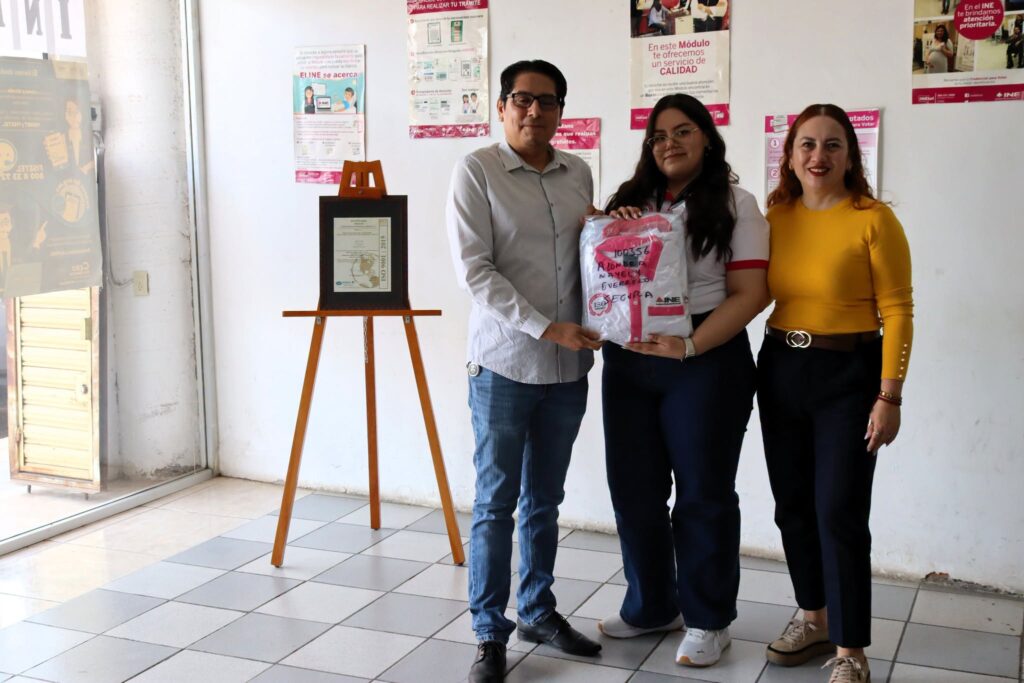 INE entrega uniformes a personal de módulo en Vicente Guerrero