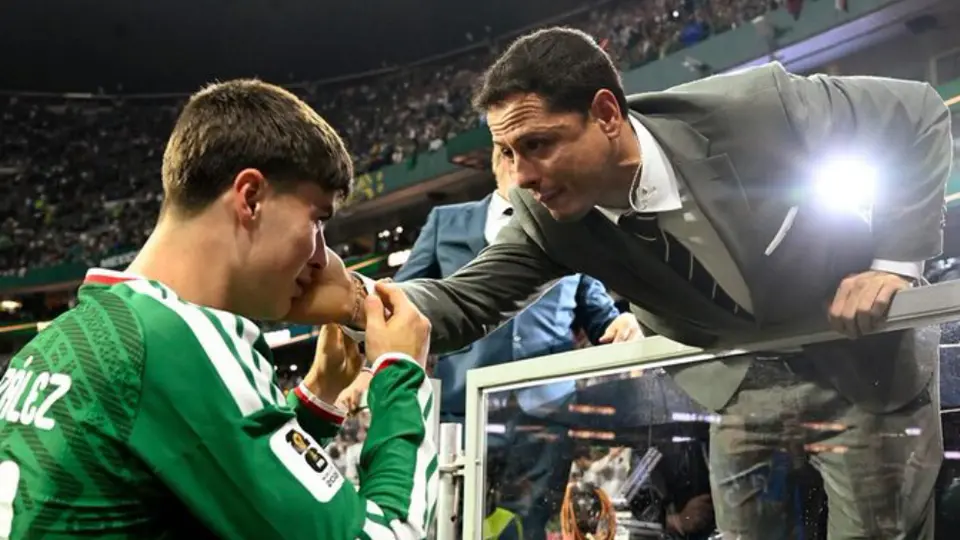 El emotivo gesto de Chicharito con Hormiga González conmueve a la afición