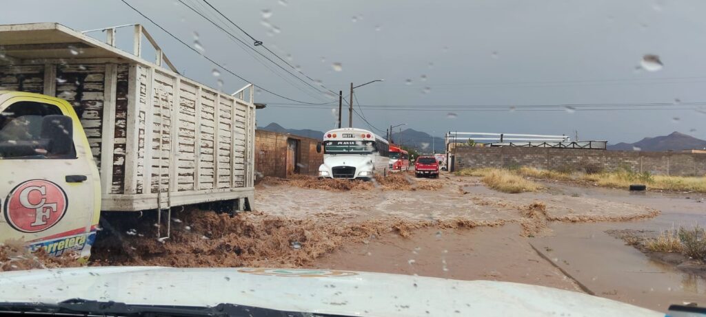 Urge Protección Civil a la población a que evite cruzar por arroyos y calles inundadas