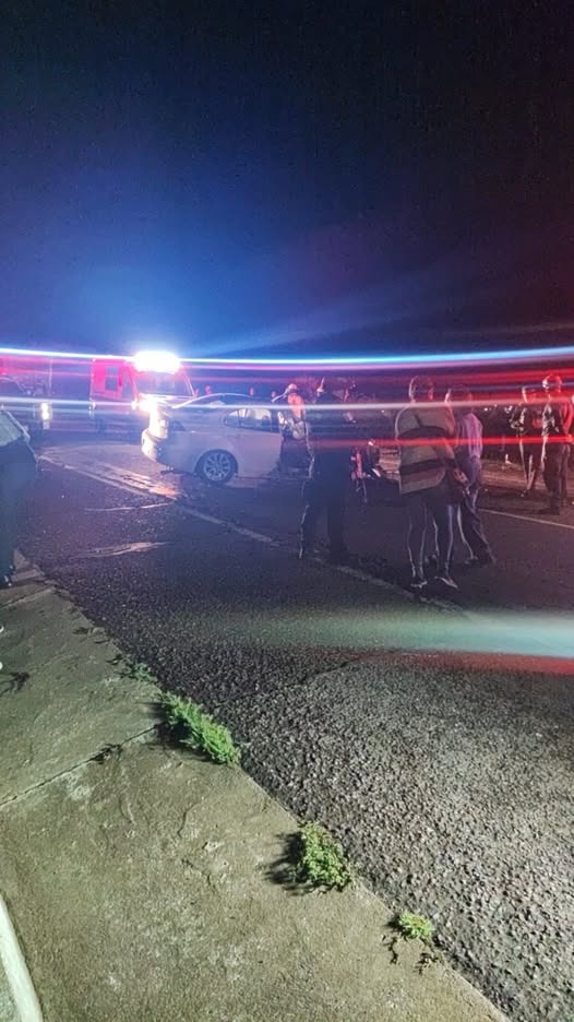 Pareja choca en auto contra tráiler y ella pierde la vida
