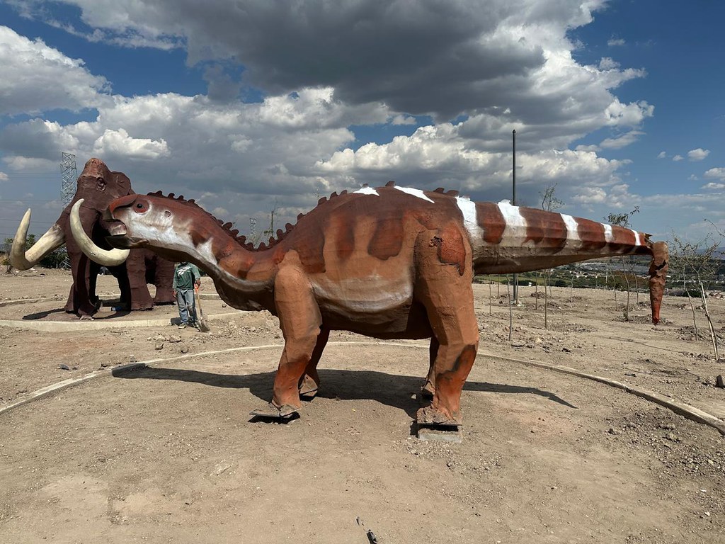 Jóvenes artistas restauran los dinosaurios emblemáticos de Tlajomulco