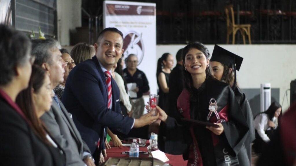 César Salas presente en ceremonias de graduación de Vicente Guerrero