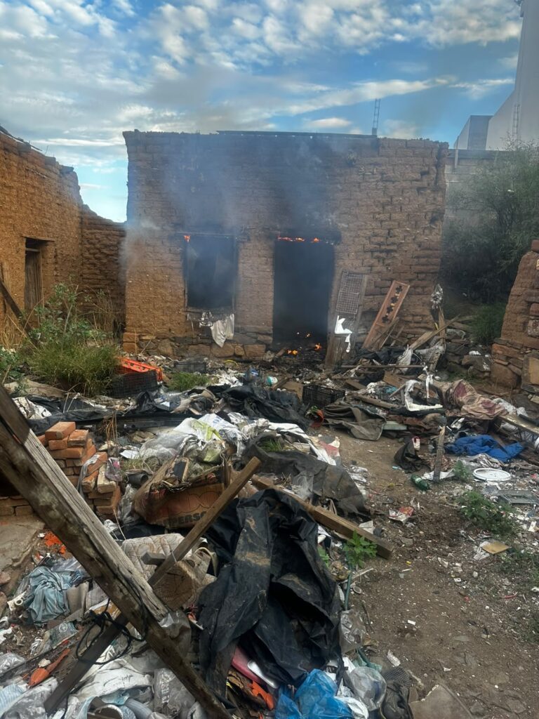 Incendio consume parte de vivienda abandonada en la calle Nahoas