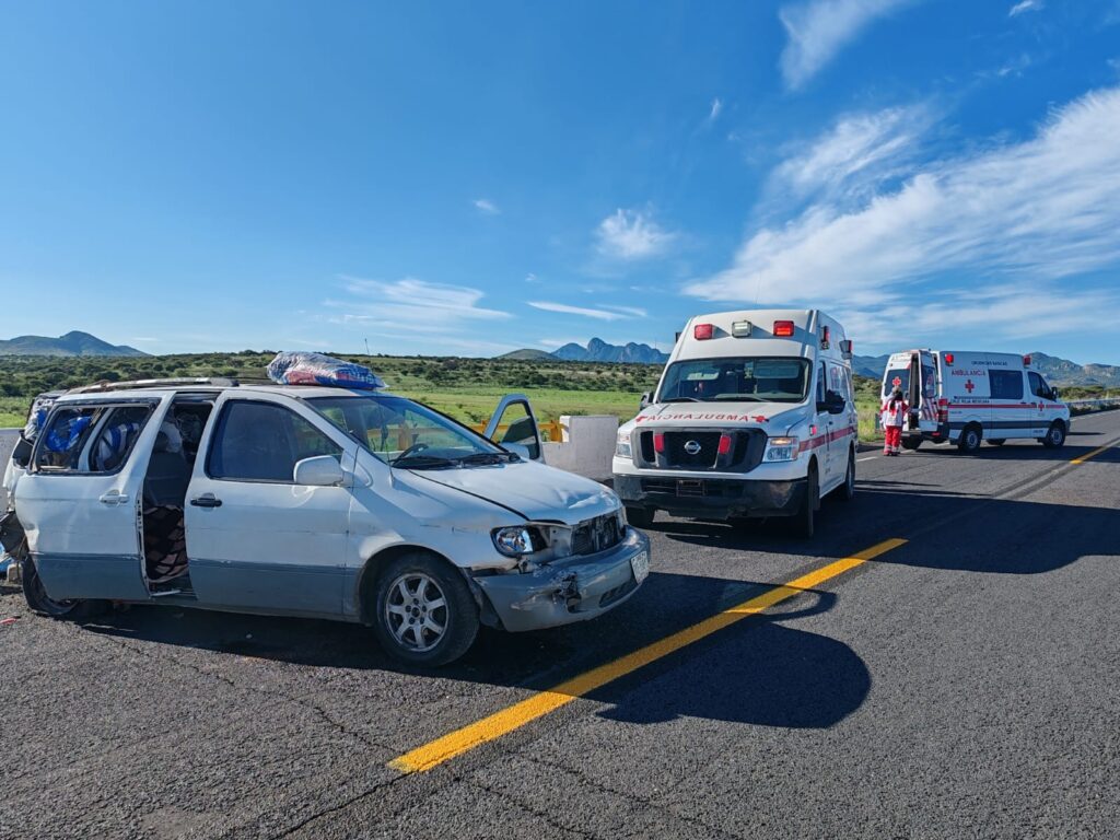 Volcadura mañanera en la carretera de Durango a Parral deja a cuatro heridos