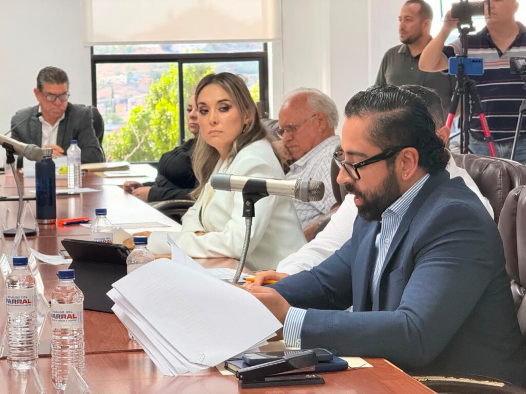 César Homero defiende legalidad de dictamen y llama a respetar el trabajo de las comisiones