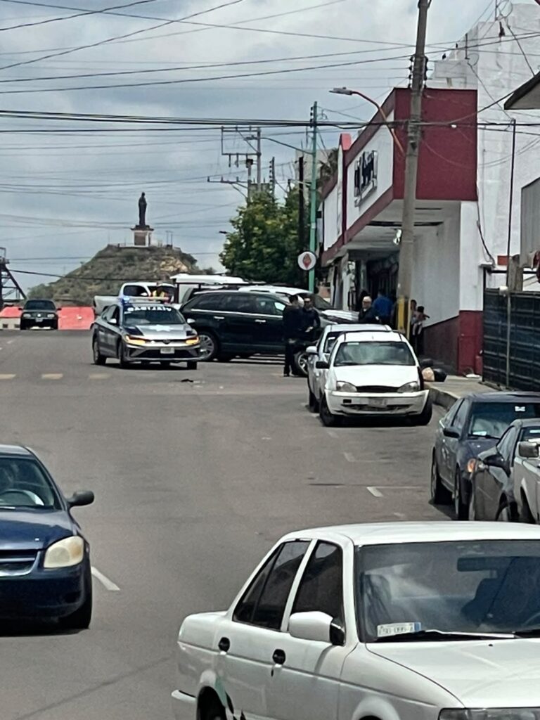 Dos lesionados tras choque entre automóvil y motocicleta en Altavista