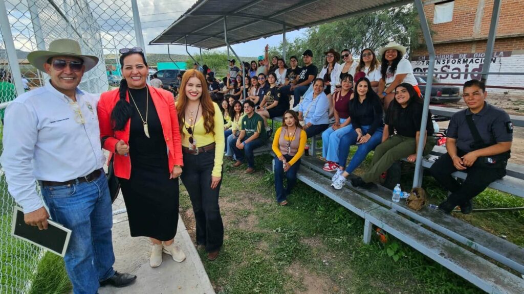 Impulsan el deporte con juego amistoso en cancha de Las Trojes