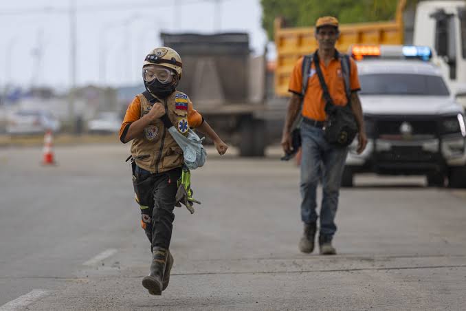 Brigadistas mexicanos nombran «Topito» venezolano a un niño rescatista