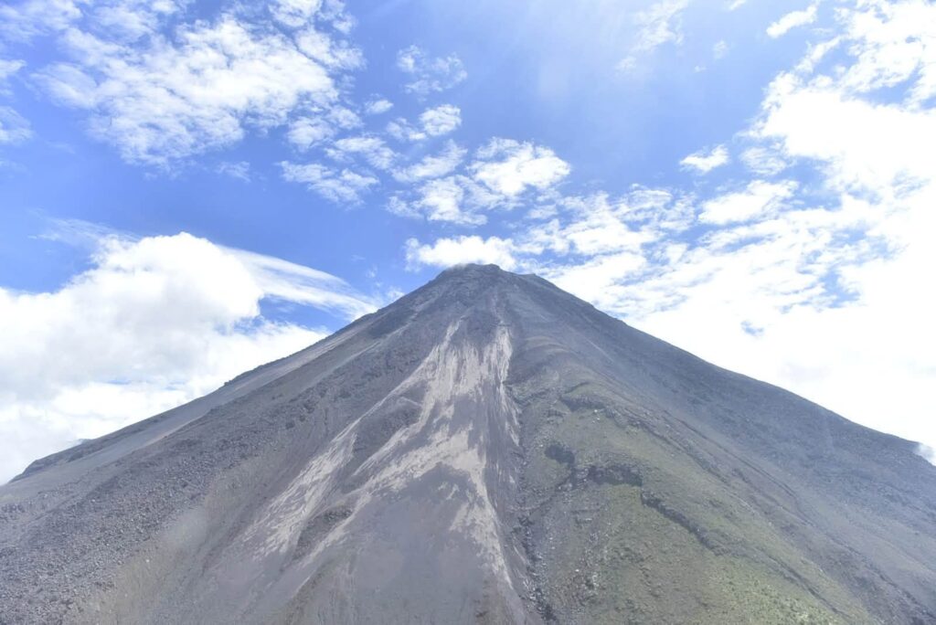 Sobrevuelo en el Volcán de Colima refuerza monitoreo preventivo en zonas de riesgo de Jalisco
