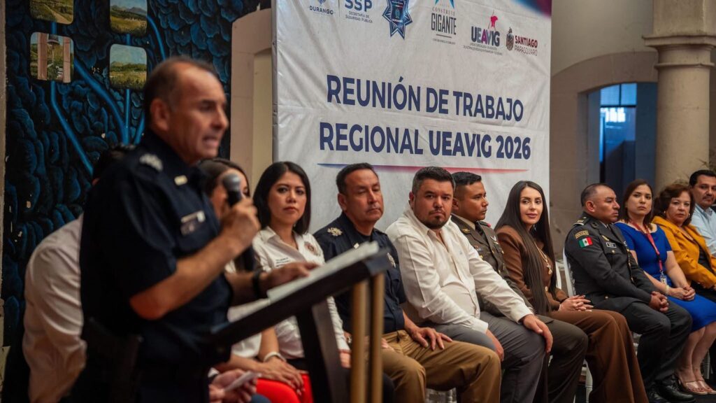 Asiste Óscar Galván a la mesa contra la violencia de género en Santiago
