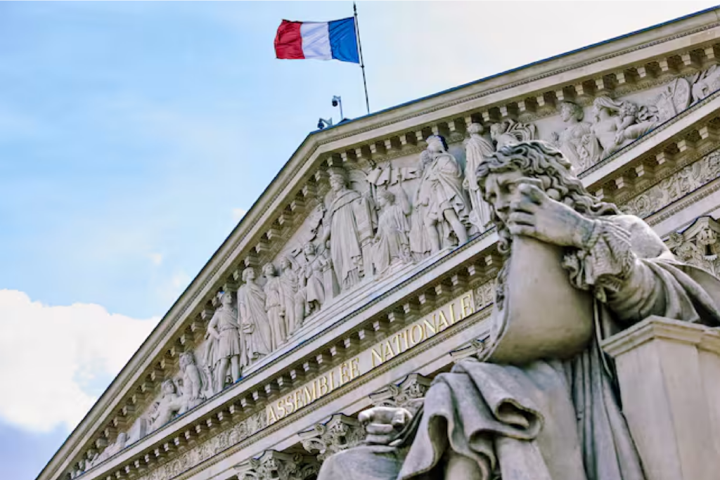 Francia aprueba ley que legaliza la eutanasia y el suicidio asistido