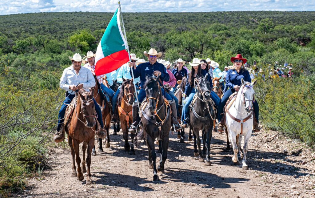Alcalde Salvador Calderón da la bienvenida oficial a los cabalgantes en Zapién tras recorrer cientos de kilómetros