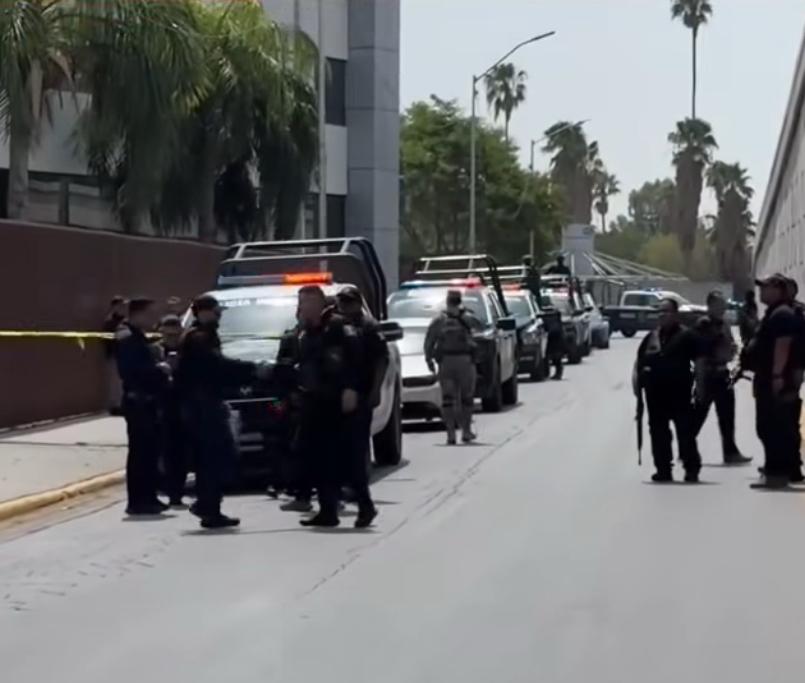 Lanzan artefacto artesanal a la banqueta de la CFE en Gómez Palacio