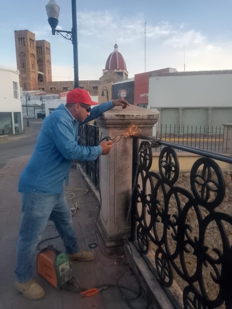 Servicios Públicos repara barandal del puente Guadalupe Victoria y juego infantil en Puerta del Tiempo