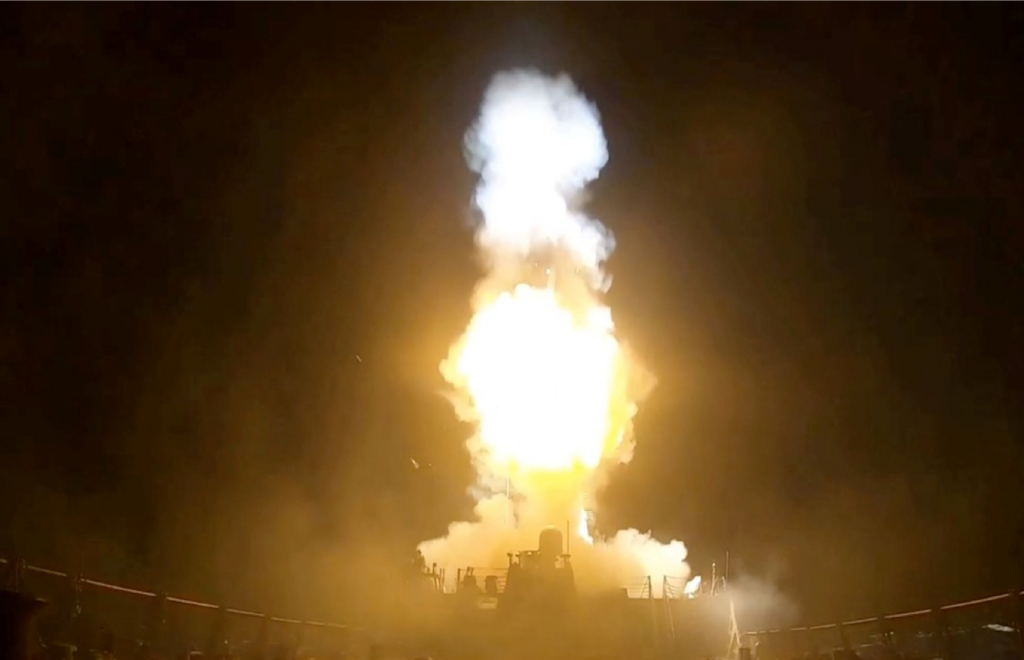EE.UU. anuncia bloqueo naval contra Irán y nuevos bombardeos
