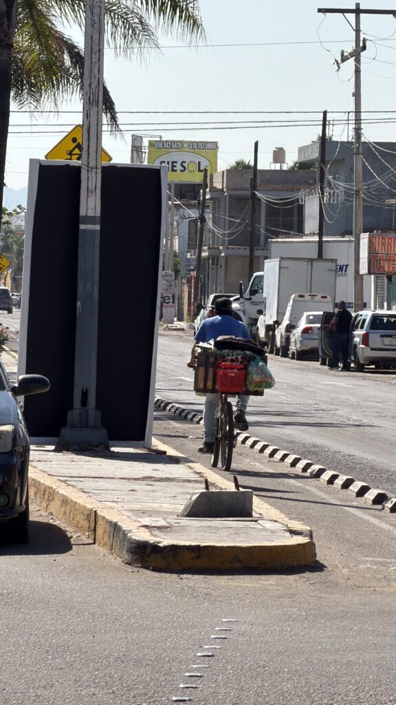 “El semáforo le dio el paso… pero los autos casi lo atropellan”