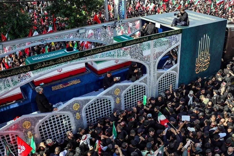 Funeral de Alí Jamenei reúne a miles en Irán entre llamados de venganza y tensión con EU