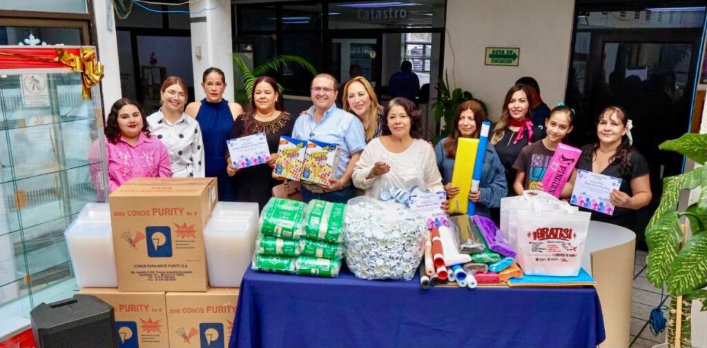 Impulsa alcalde Salvador Calderón el emprendimiento con segunda entrega de apoyos del programa «Mujeres que Transforman»