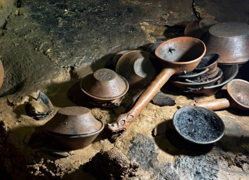 INAH descubre 179 piezas prehispánicas en una cueva de Chiapas