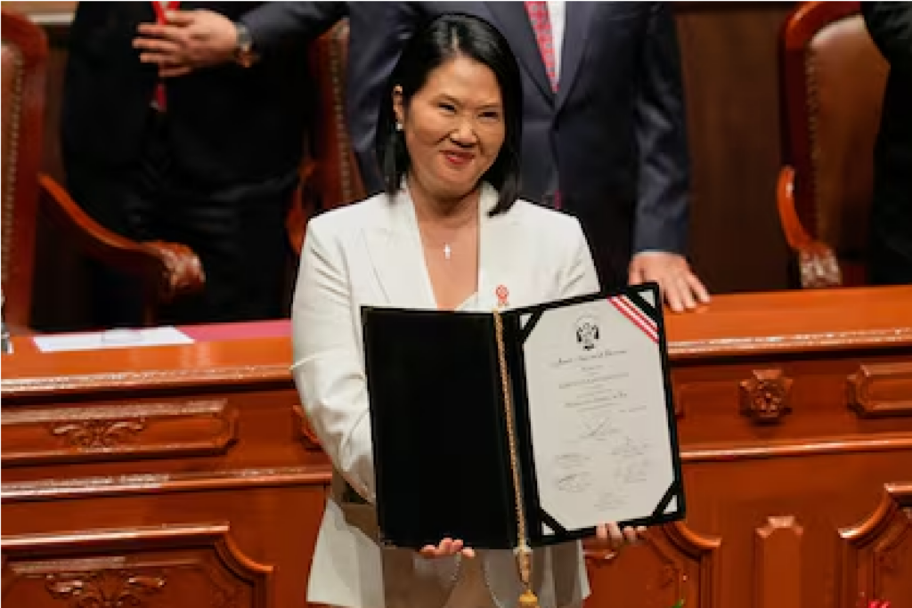 Keiko Fujimori recibe credencial como presidenta electa de Perú