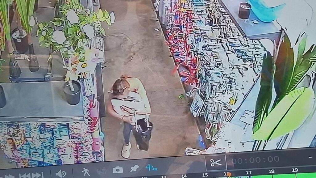 Captan a mujer presuntamente robando focos en un mall chino de Parral; piden que los pague