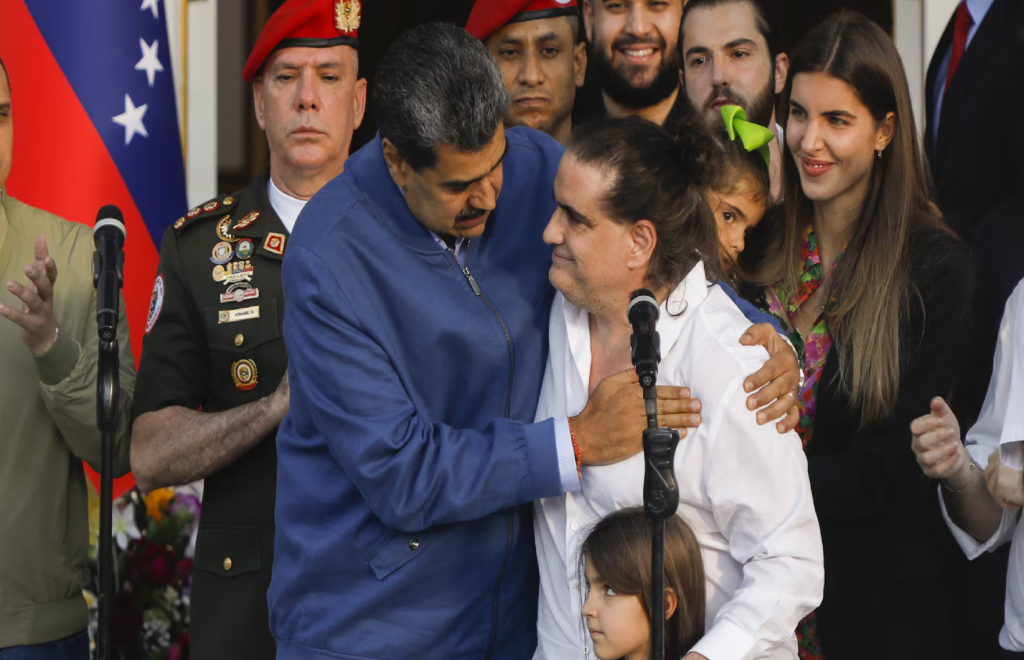 Juez de EU condena a Maduro a pagar 314 millones de dólares