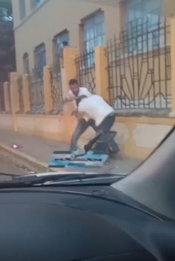 Fiera pelea en plena calle entre un conductor de autobús urbano y un taxista