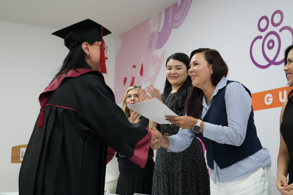 Centro de Justicia para las Mujeres Guadalajara y UdeG impulsan la formación académica de 22 egresados