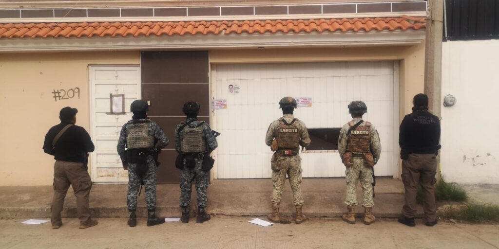 Militares, guardias nacionales y federales aseguran casa con armas, ropa táctica y un blindado