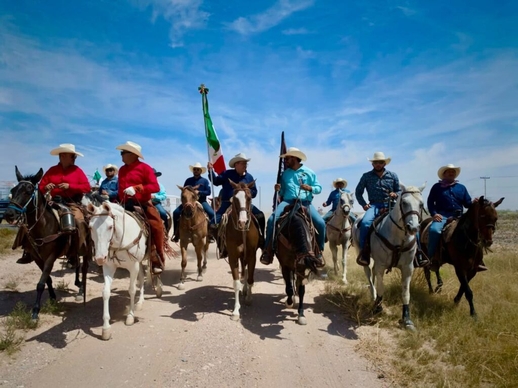 Alcalde Salvador Calderón acompaña el arranque de la Cabalgata Villista 2026 desde Ciudad Juárez