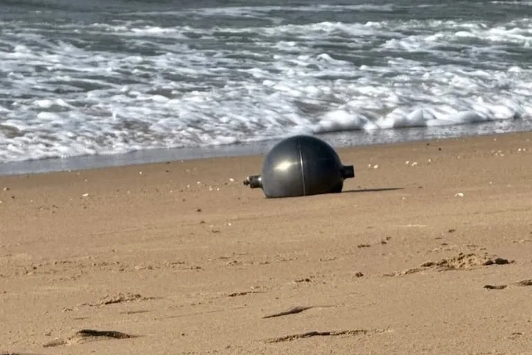 Misteriosas esferas metálicas en Australia estarían ligadas a basura espacial.