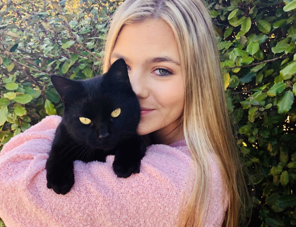 La novia gato negro gana popularidad y redefine las relaciones