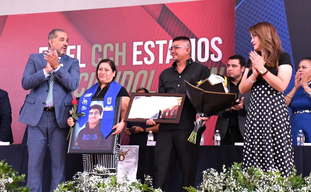 CCH-UJED rinde homenaje póstumo a Kevin González en su graduación