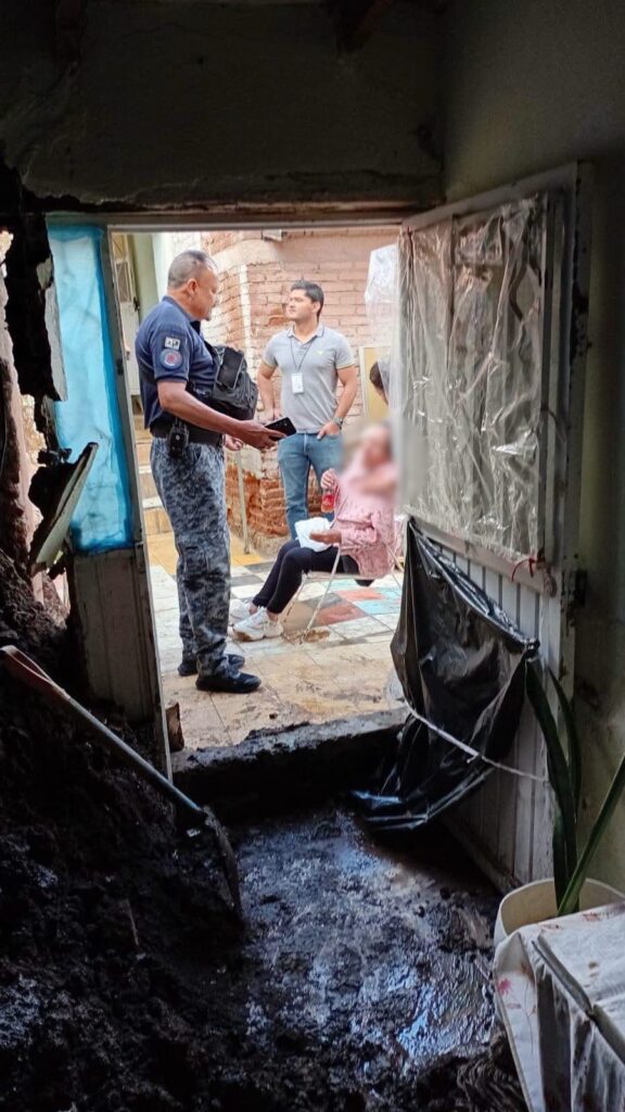 Rescata Gobierno de Parral a adulta mayor en situación de abandono tras colapso de una barda