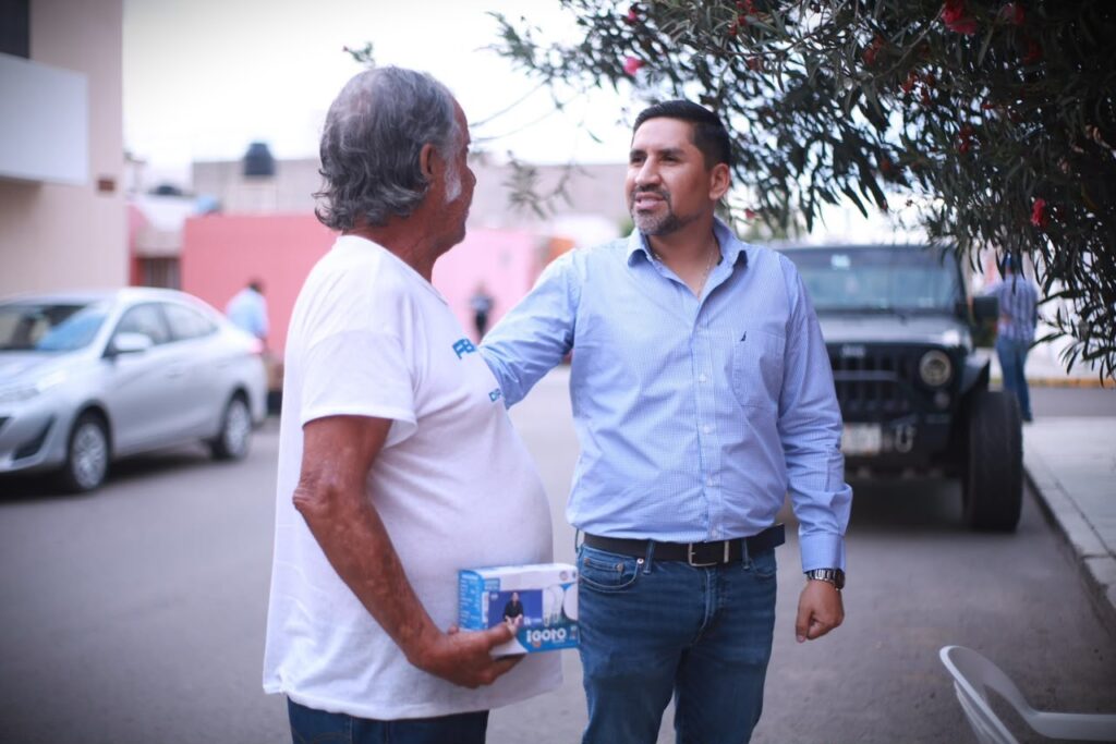 Fernando Rocha impulsa el ahorro de las familias con focos ahorradores en el Quinto Distrito