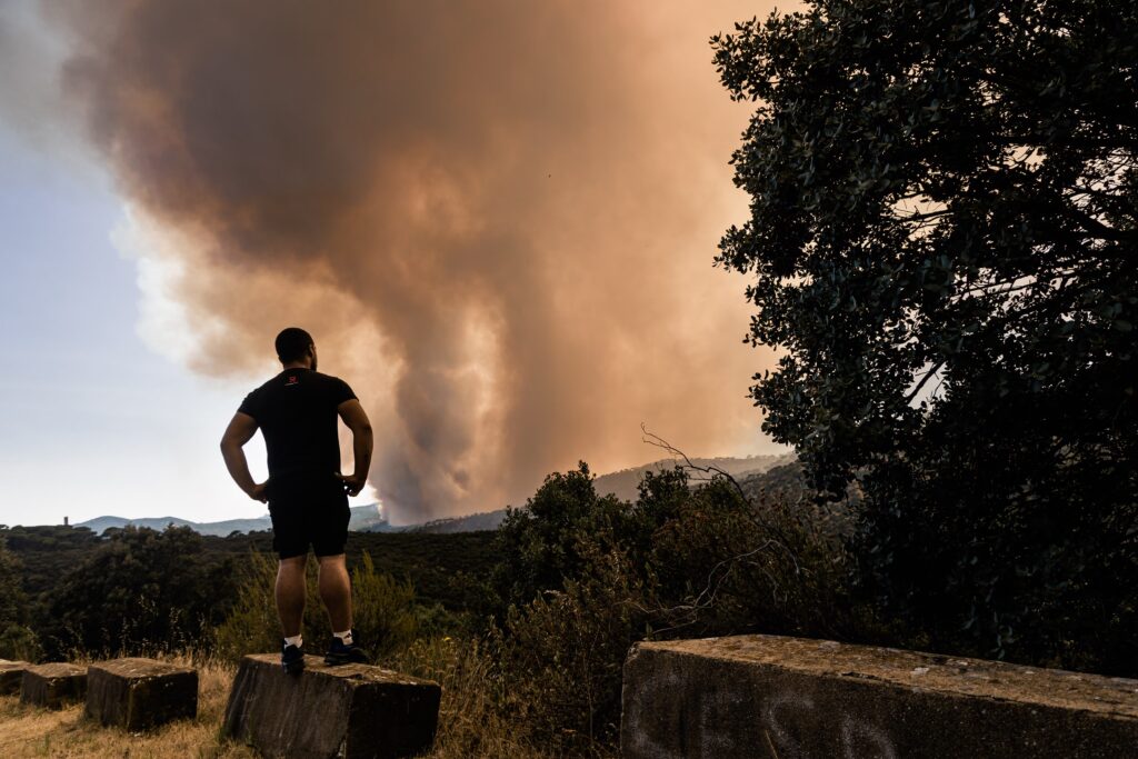 España evacúa a 3 mil 500 personas por incendio forestal cerca de Madrid