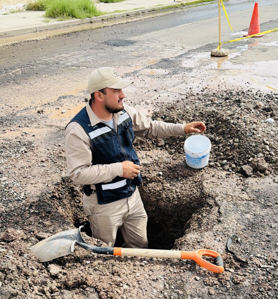 Atienden socavón y fuga de agua en Pino Suárez tras reportes ciudadanos