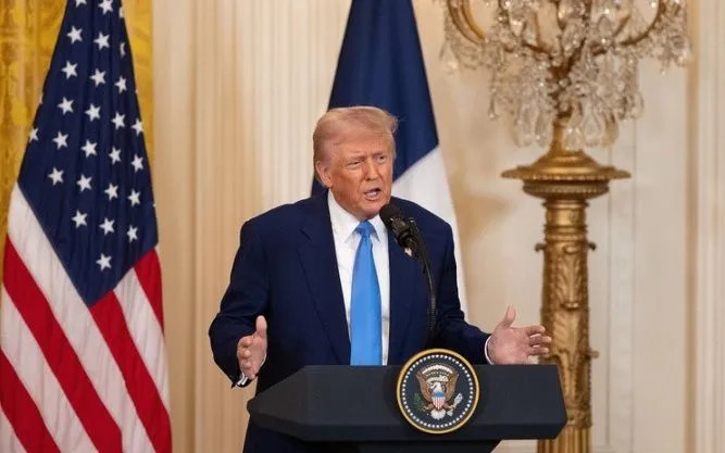 Tesoro de EU presenta moneda de dólar con el rostro de Trump