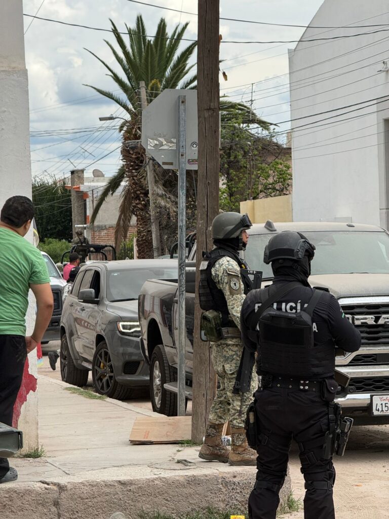 Militares y Guardias Nacionales hallan en Durango otra bodega repleta de vehículos de lujo