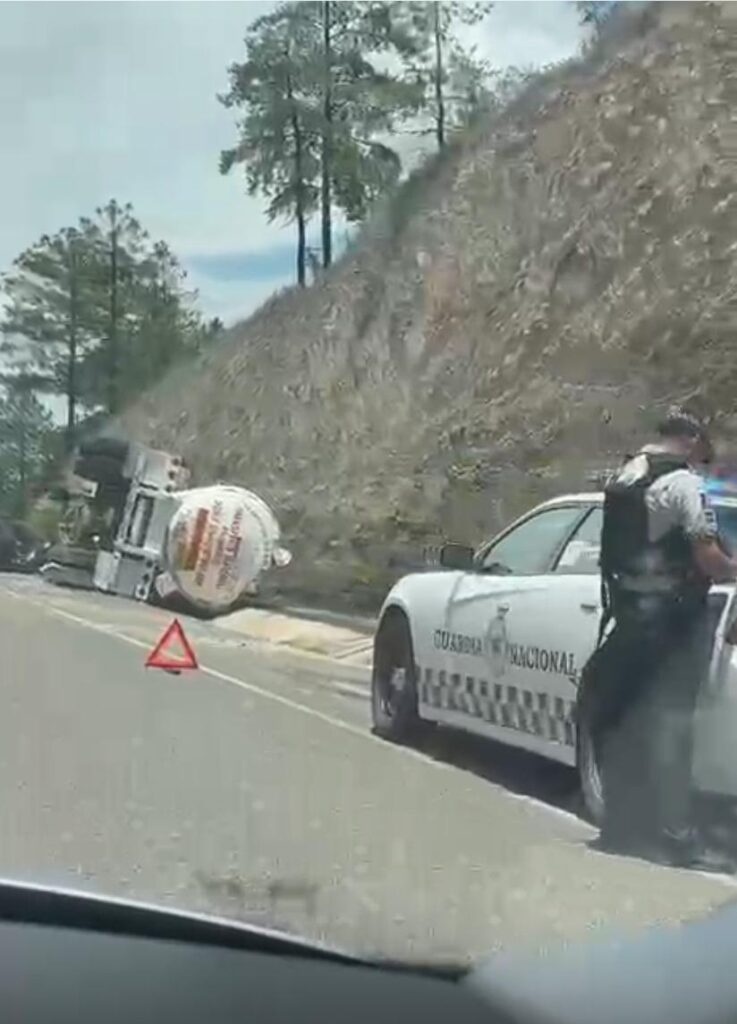 Se desprende tanque a una pipa en la supercarretera a Mazatlán