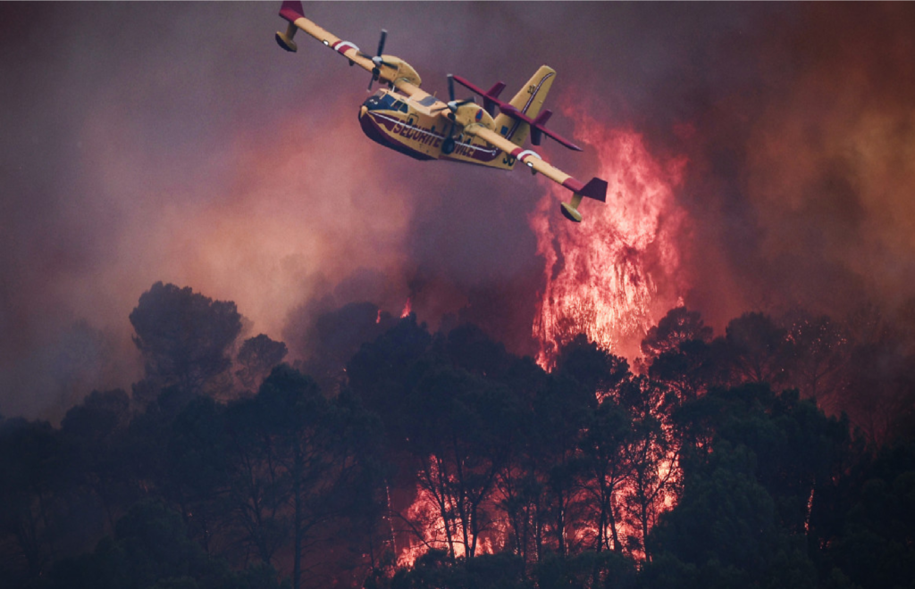 Miles de personas son evacuadas por incendios forestales en Europa