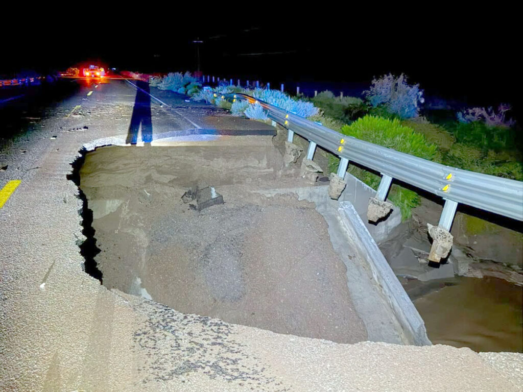 Lluvias dañan puente y cierran la carretera Janos-Sonora