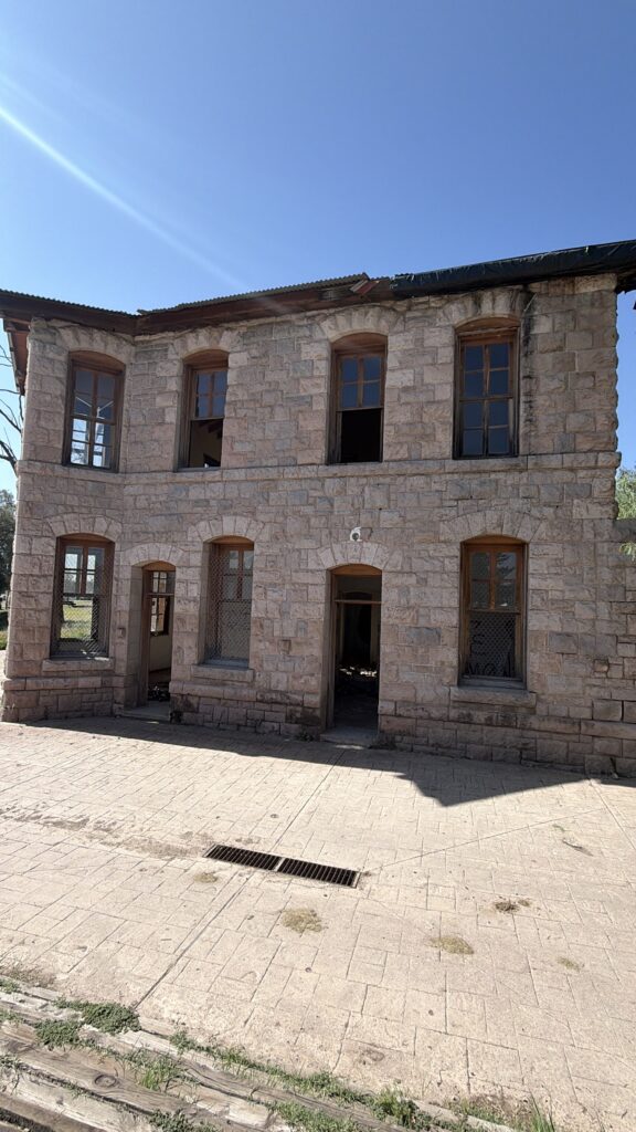 Casa de Piedra y bodegas del Ferrocarril, patrimonio histórico que permanece abandonado