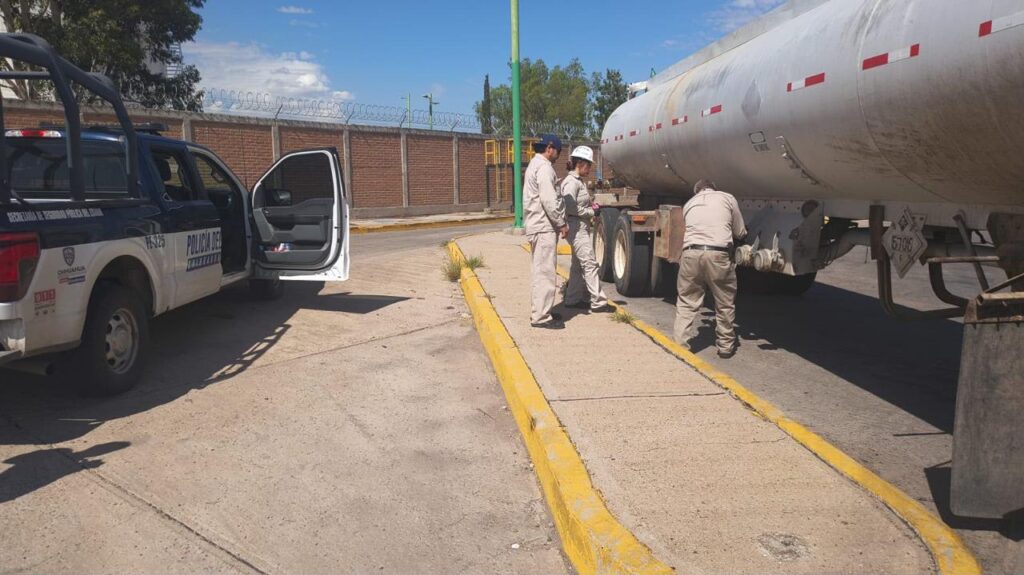 Aseguran cisterna con 27 mil litros de combustible ilegal en Chihuahua