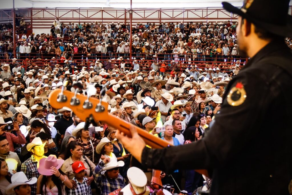 Grupo Laberinto cierra en grande la tradicional Cabalgata de La Villista 2026