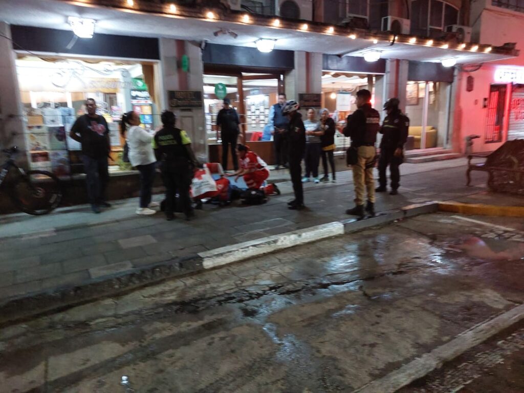 Abuelita resbaló en rampa para discapacitados, cayó y se lesionó en la cabeza