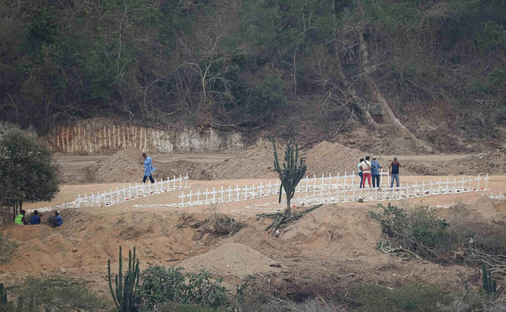 Venezuela entierra a cientos de víctimas sin identificar tras sismos que dejan miles de muertos