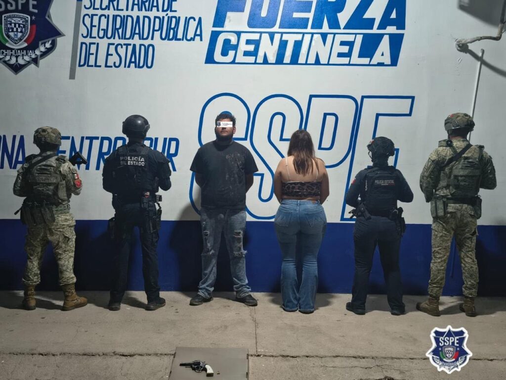 Tras persecución, detienen a pareja armada en Chihuahua