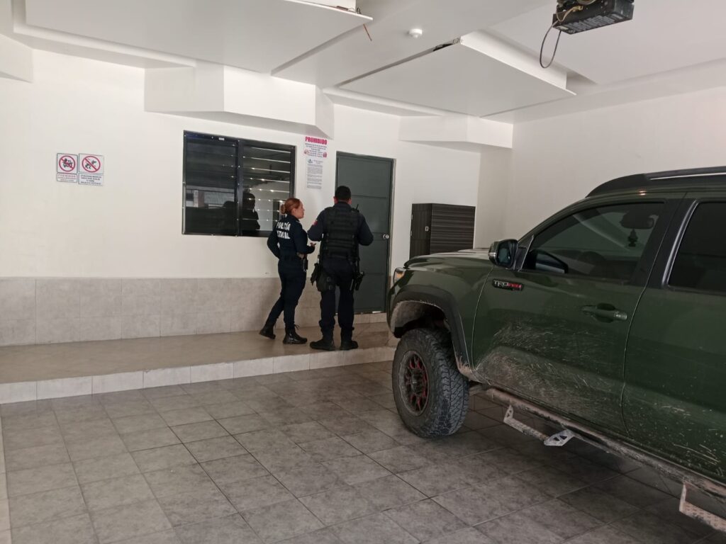 Madre e hija cayeron a la alberca de auto hotel y la joven perdió la vida
