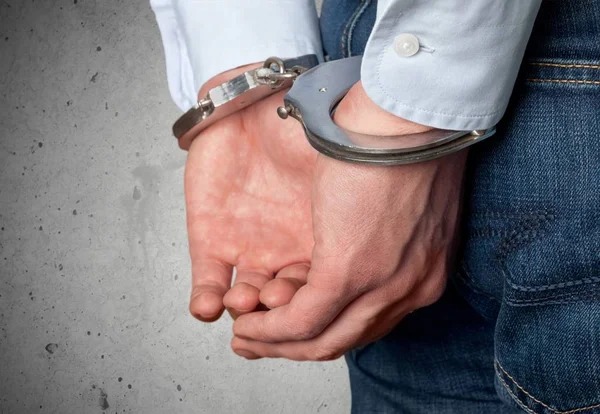 Abuelo arrestado por la PID acusado de abusar de una menor